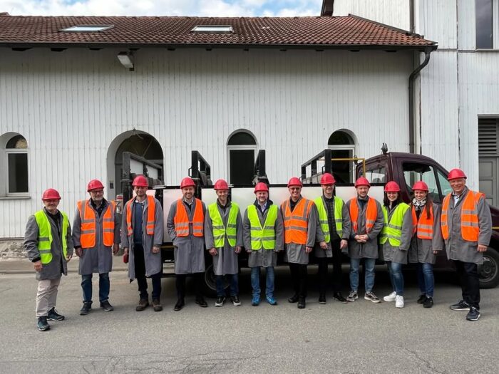 Inspirierende Tage bei Pezet AG! ✨

Am 07.05. durften wir die Chef-Erfa Gruppe bei uns begrüßen. Nach einer spannenden Führung durch das Salzbergwerk in Stetten und einem gemeinsamen Abendessen folgte am nächsten Tag ein abwechslungsreiches Programm.
Wir stellten die Unternehmensgruppe vor, führten Betriebsrundgänge bei PEZET und THEBEN durch – inklusive Einblick in die SMD-Anlage und das neue Logistikzentrum von THEBEN. Das Highlight war der Vortrag „Smart Energie – das geht uns alle an“ von Ruwen Konzelmann, der wichtige Impulse für die Zukunft gab.
Vielen Dank an alle Teilnehmer für die inspirierenden Tage!

#haigerloch #pezet #theben #wvib